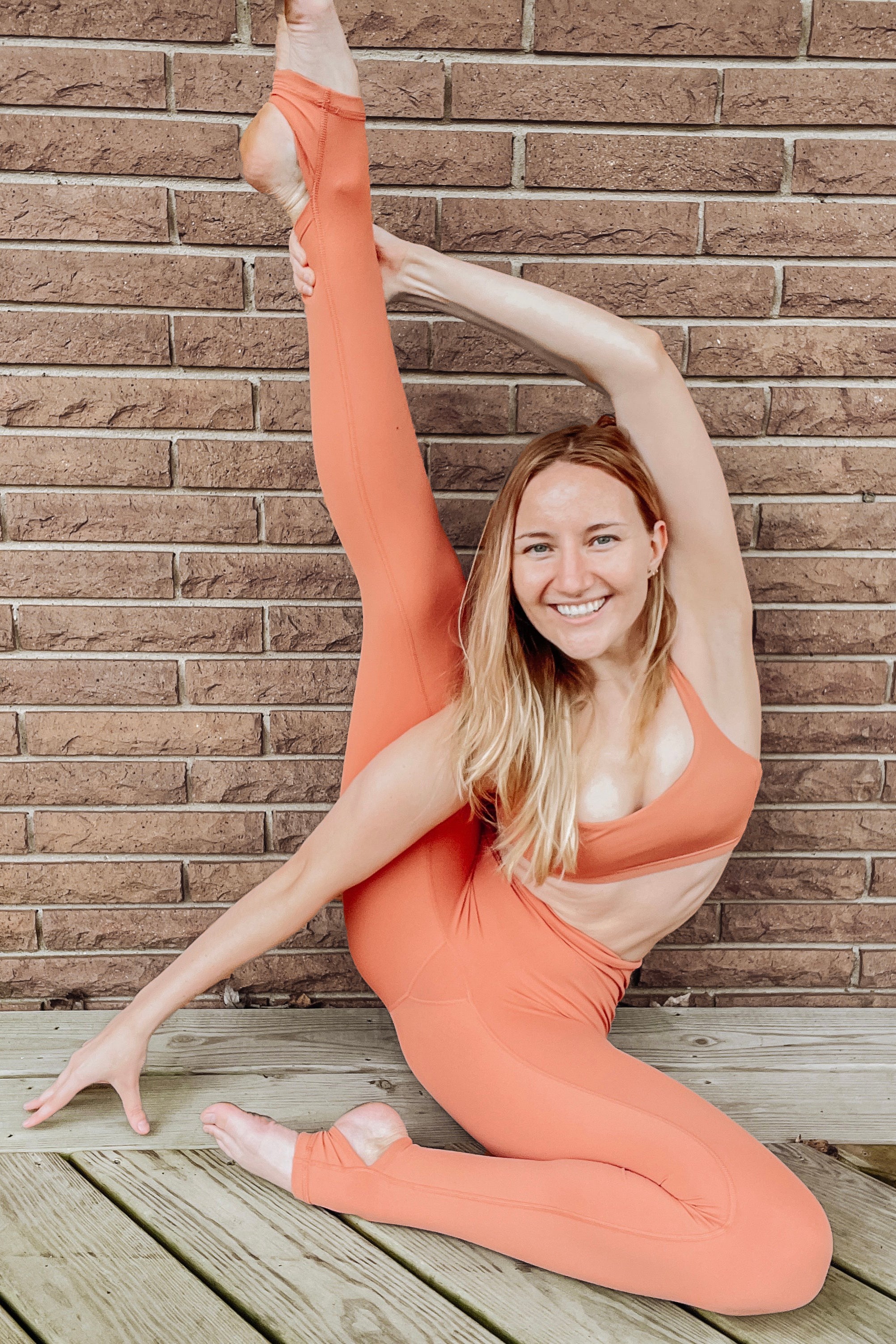 Bloom Foot Strap Leggings - Coral – Jed North